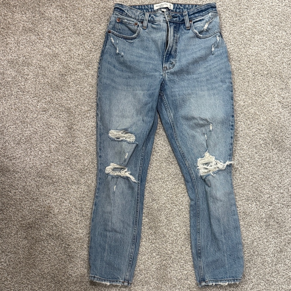 A&F curve love-Light Wash Distressed Women’s SkinnyJeans